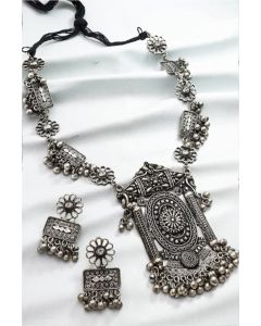 Silver Beads Studded Choker Jewellery Set