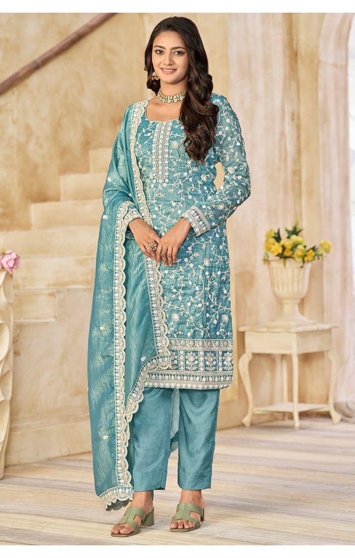 Side angle showing dupatta flow and border