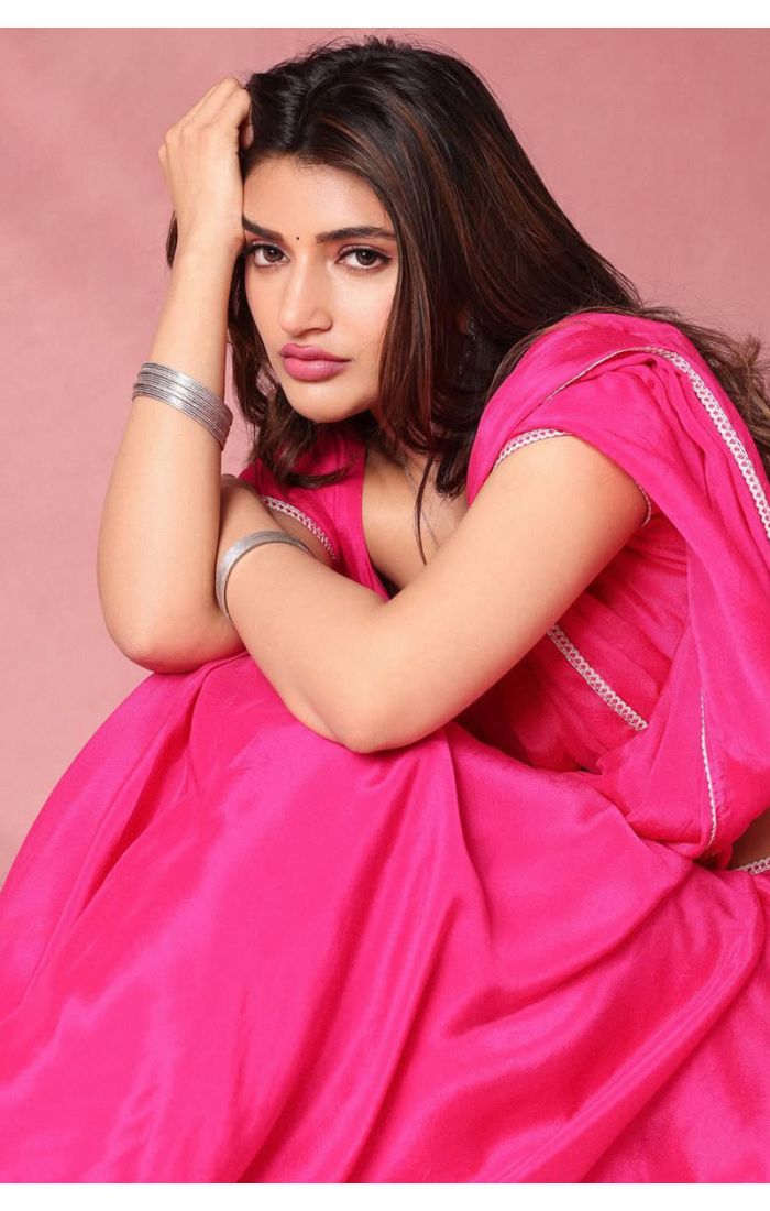 Hot pink silk saree close-up showing elegant scoop neck blouse – SREA2299